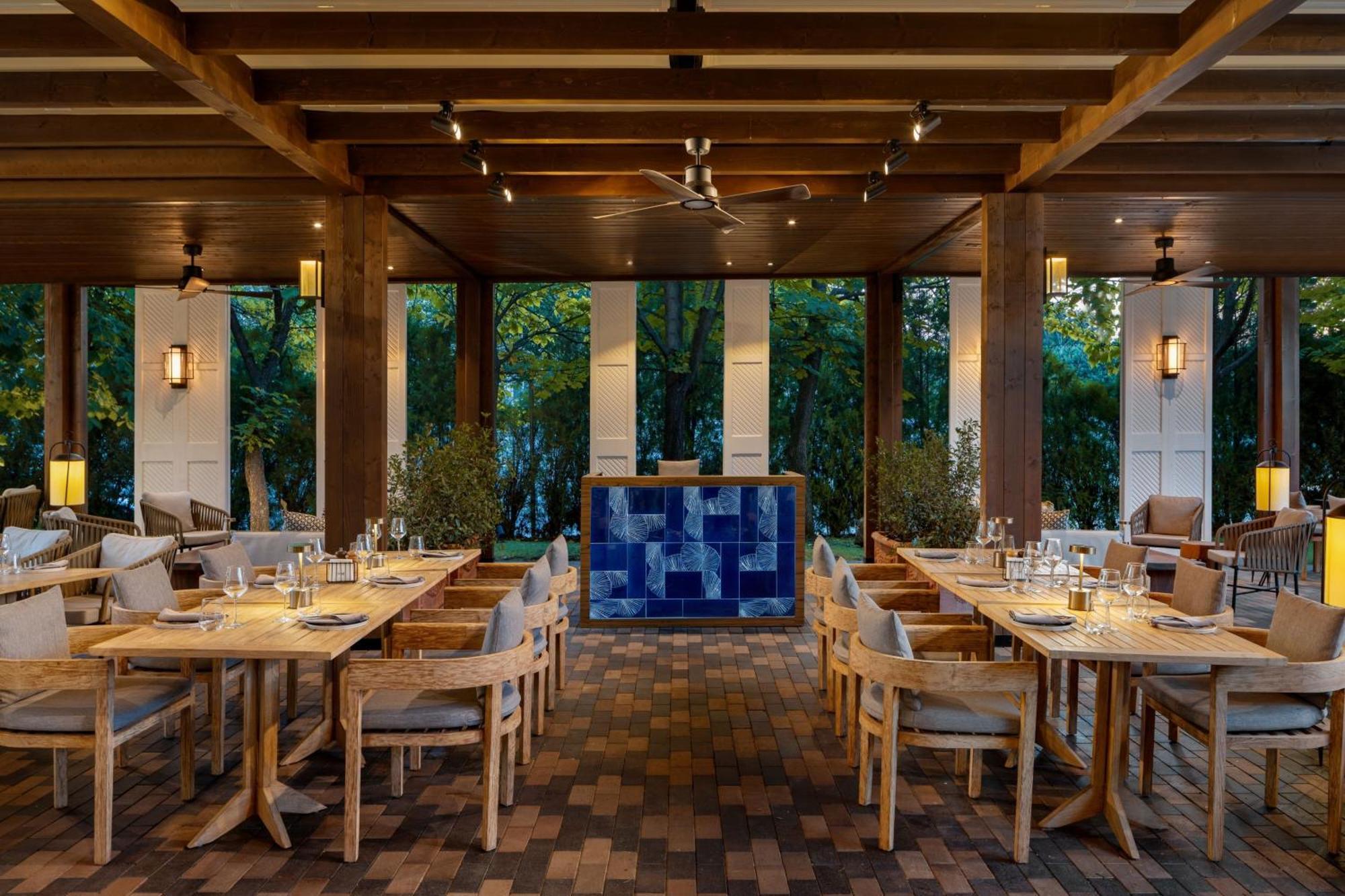 Jw Marriott Bucharest Grand Hotel Exterior foto The restaurant at the hotel