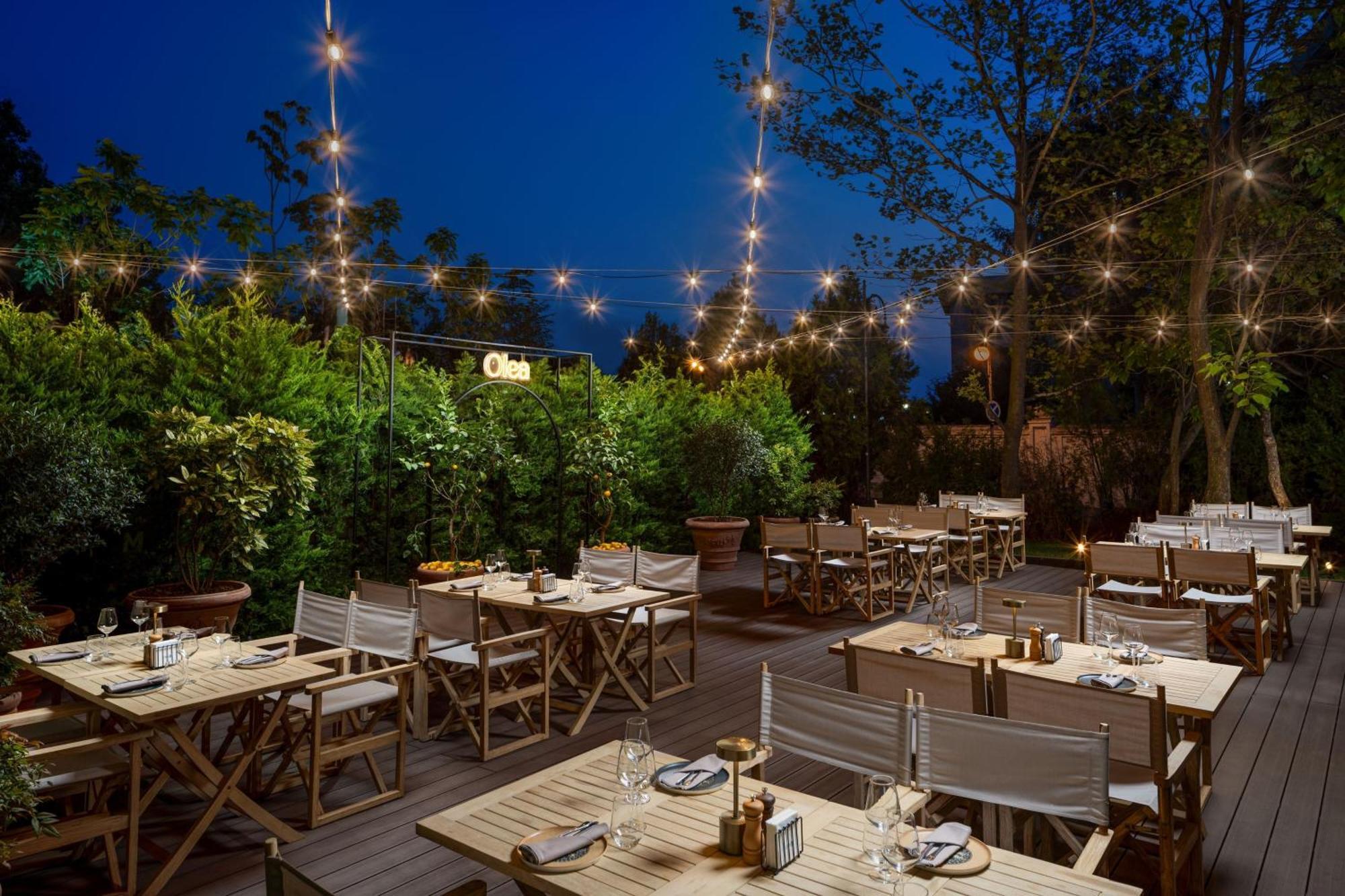 Jw Marriott Bucharest Grand Hotel Exterior foto The outdoor dining area at the restaurant
