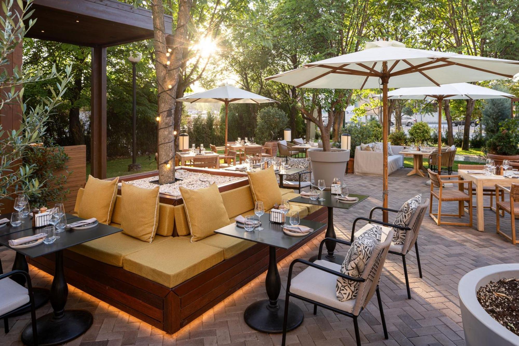 Jw Marriott Bucharest Grand Hotel Exterior foto The Terrace at The Ivy Collection