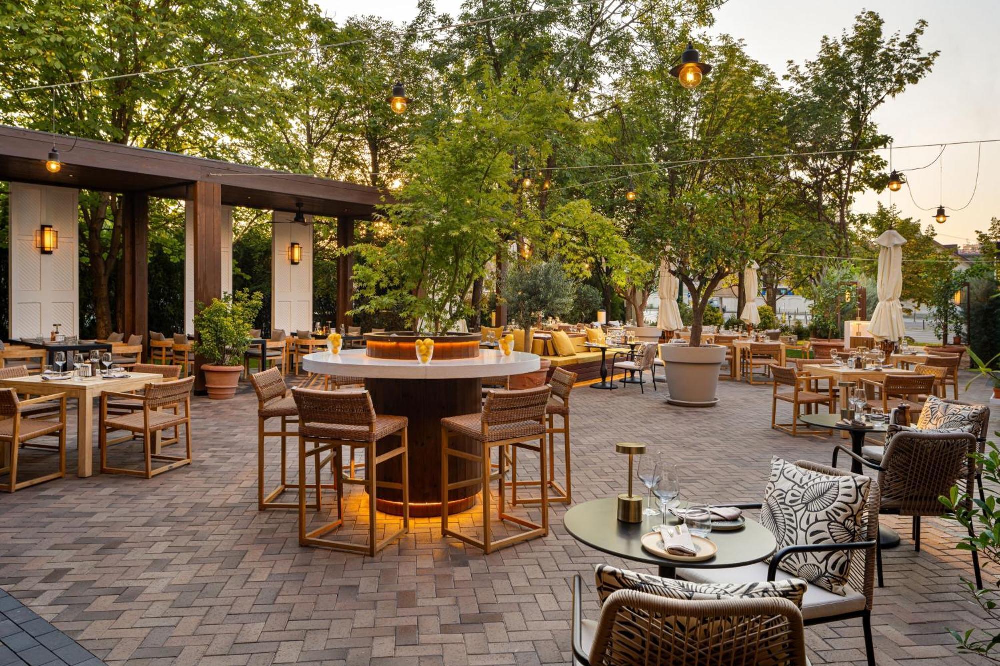 Jw Marriott Bucharest Grand Hotel Exterior foto The Terrace at the Four Seasons Hotel