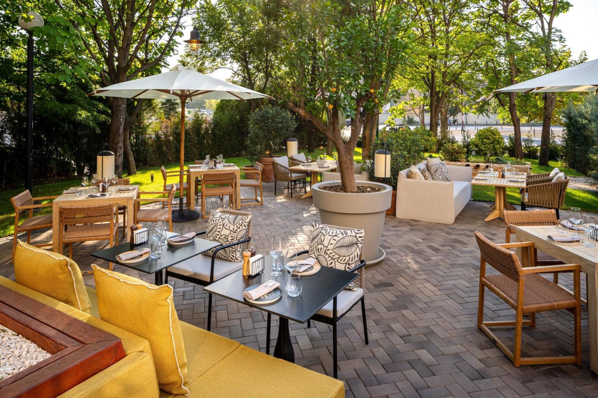 Jw Marriott Bucharest Grand Hotel Exterior foto The Terrace at The Ivy Collection