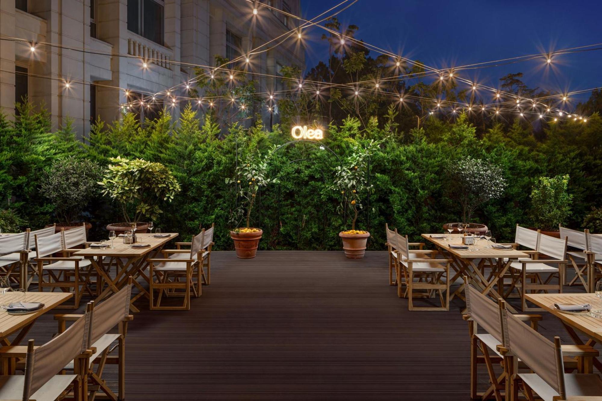 Jw Marriott Bucharest Grand Hotel Exterior foto The C'leo rooftop bar