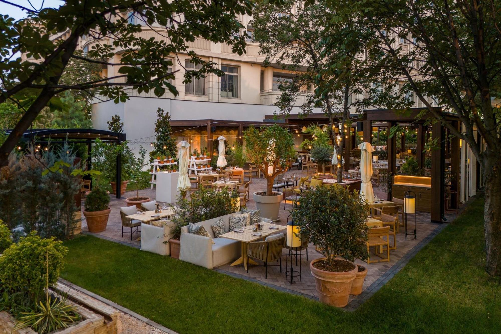 Jw Marriott Bucharest Grand Hotel Exterior foto The Garden at The Ivy