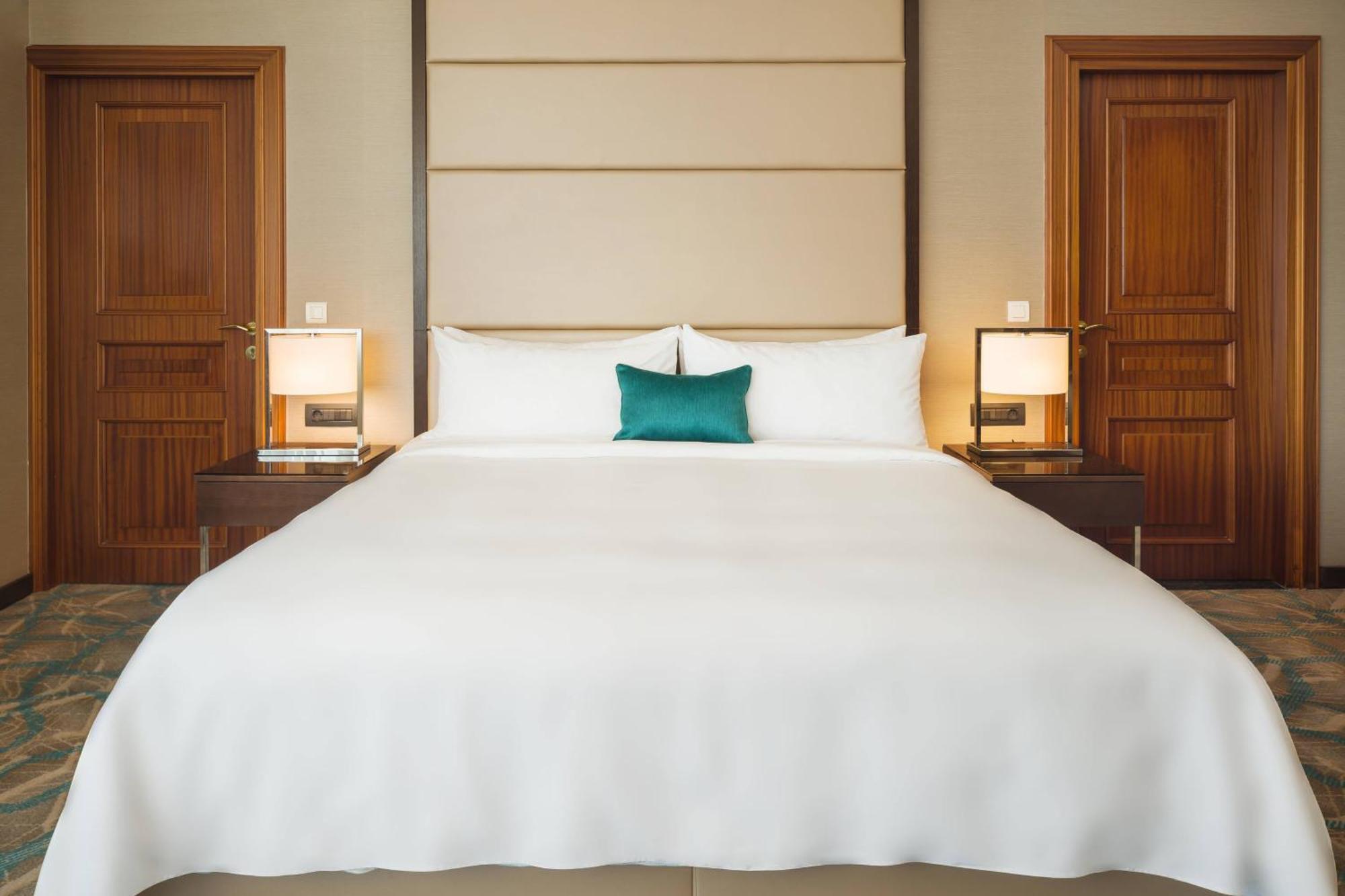 Jw Marriott Bucharest Grand Hotel Exterior foto A bed