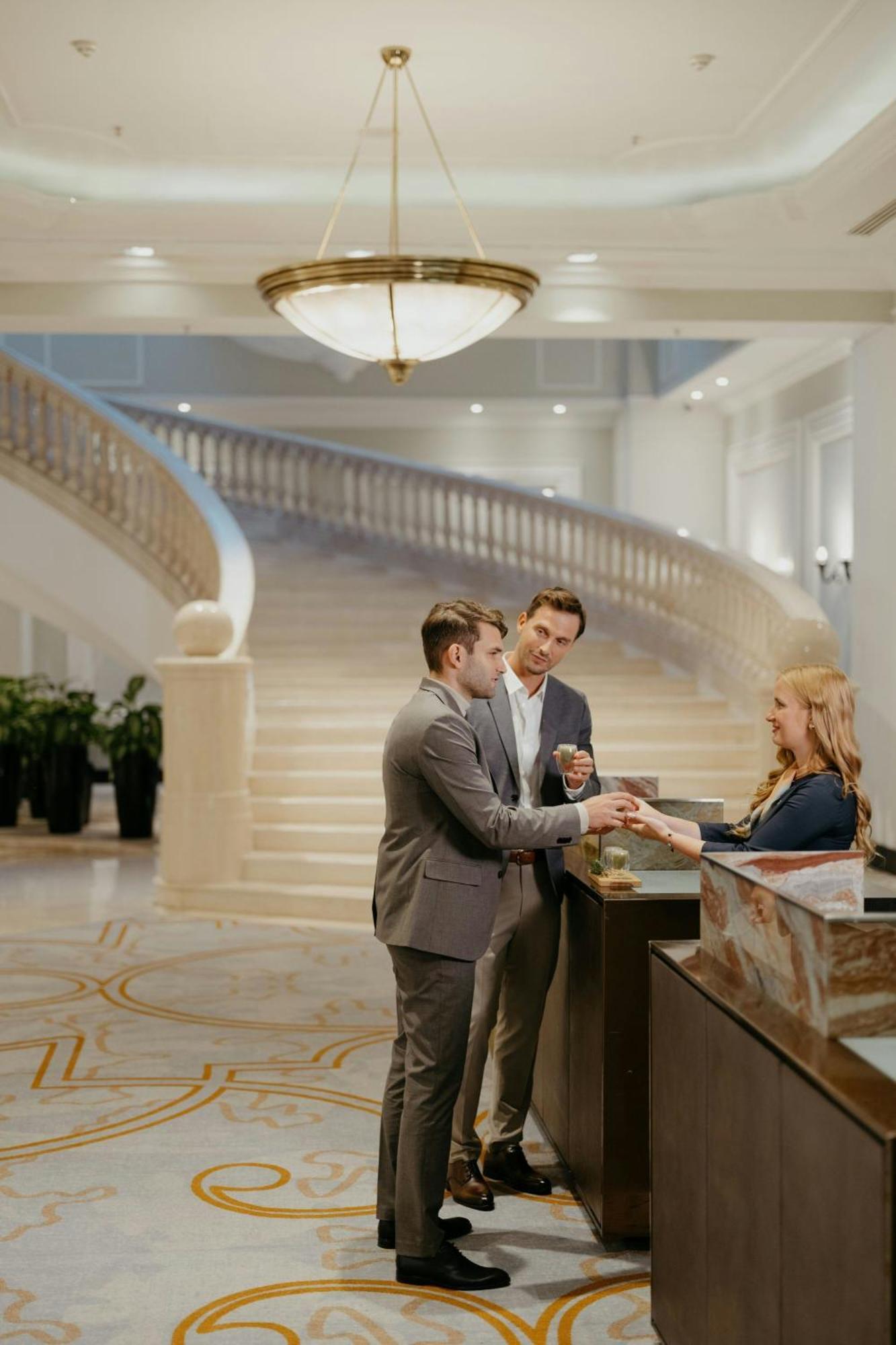 Jw Marriott Bucharest Grand Hotel Exterior foto A hotel concierge