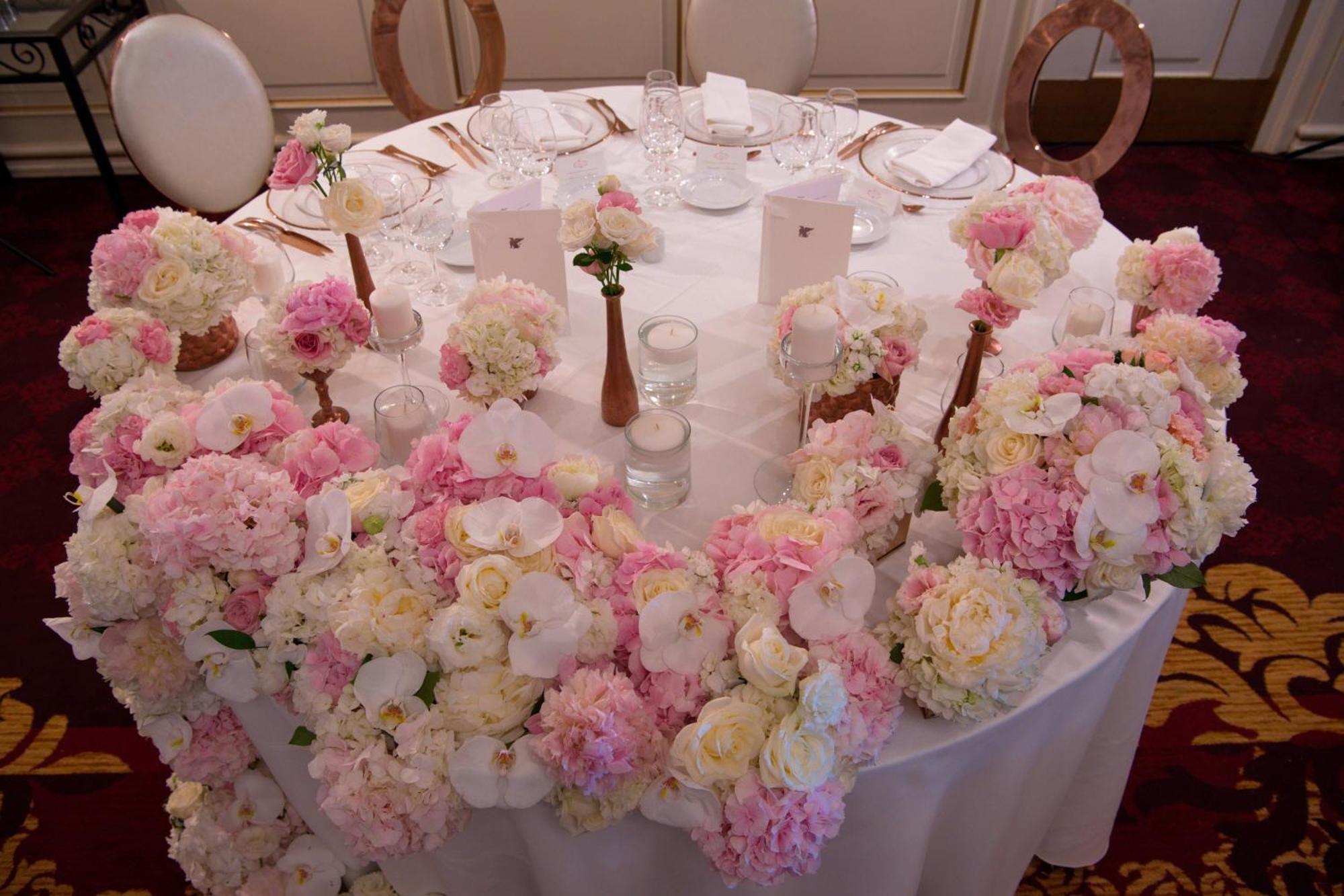 Jw Marriott Bucharest Grand Hotel Exterior foto A table decorated with flowers