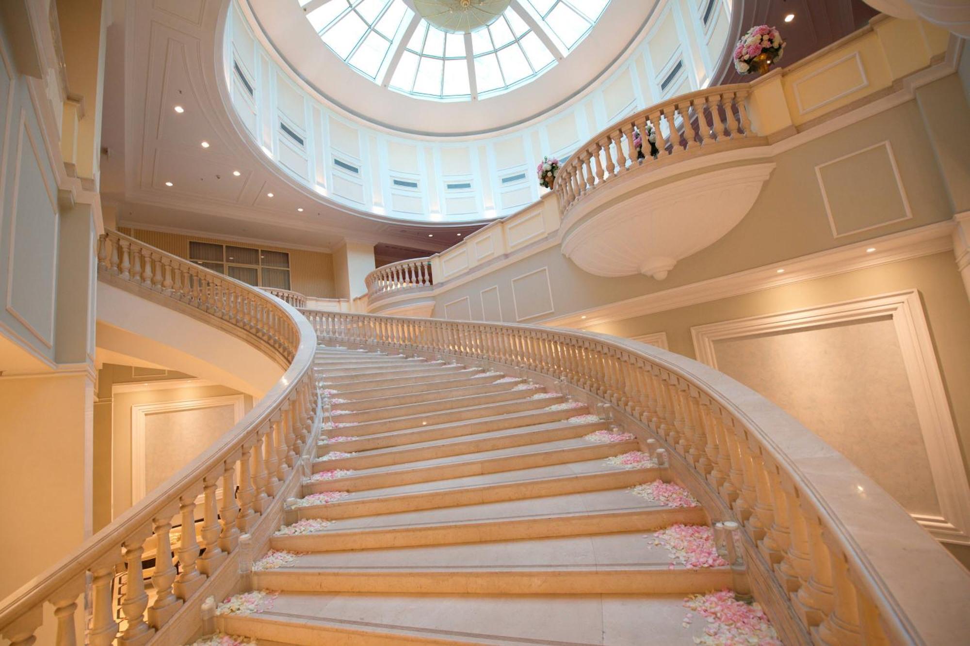 Jw Marriott Bucharest Grand Hotel Exterior foto The staircase at the main lobby