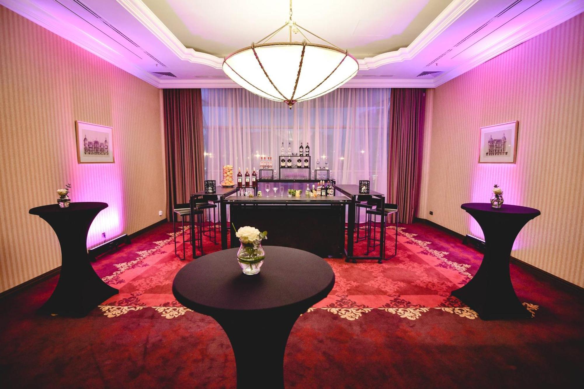 Jw Marriott Bucharest Grand Hotel Exterior foto The bar at the 2012 Berlinale