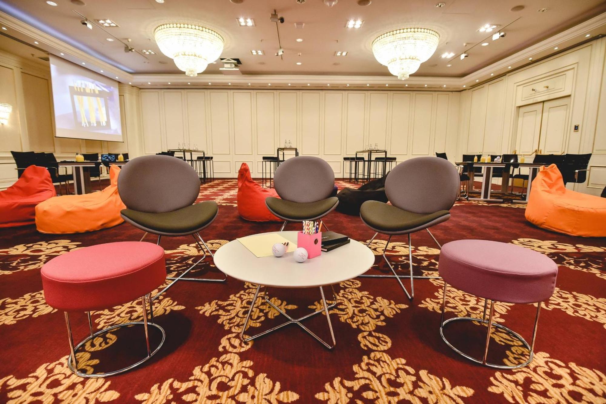 Jw Marriott Bucharest Grand Hotel Exterior foto The lounge at the airport